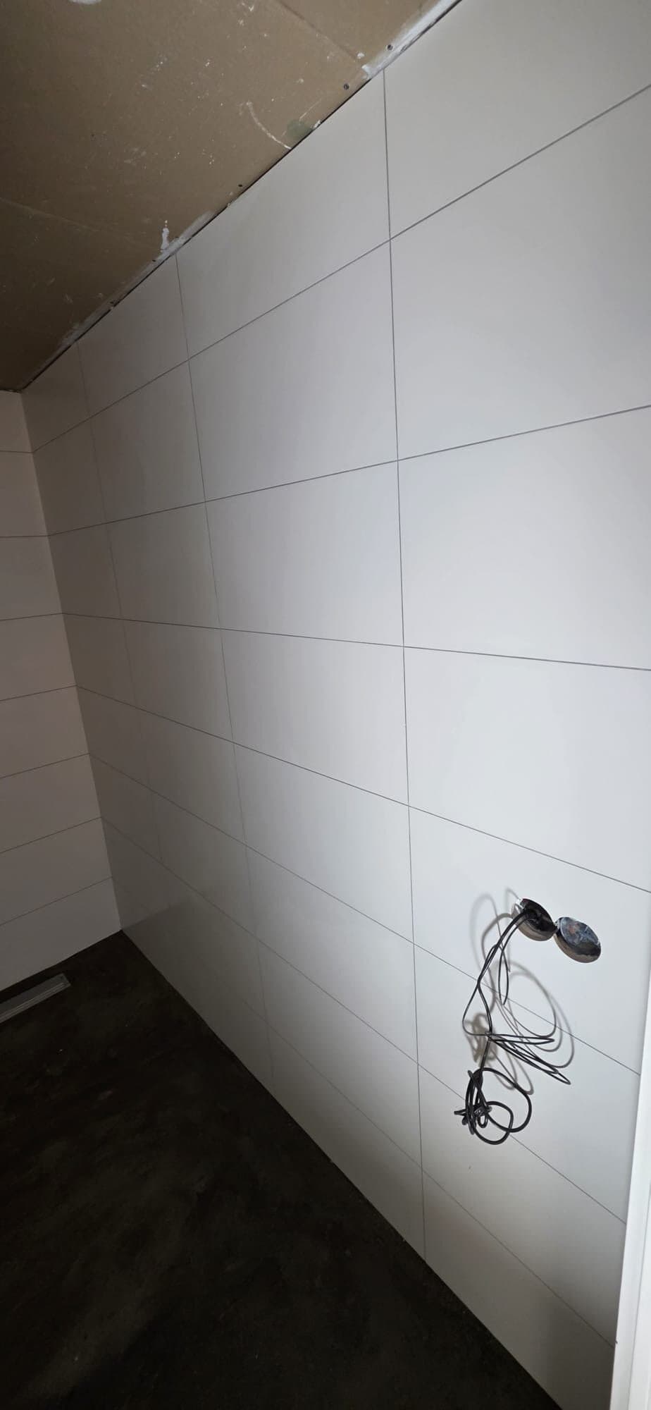 Witte rechthoekige wandtegels in liggend verband in een nieuwe badkamer